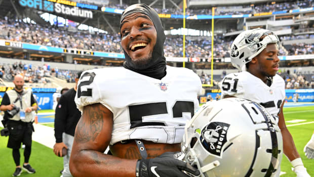 Raiders linebacker Denzel Perryman (52) warms up before the game against the Chargers.